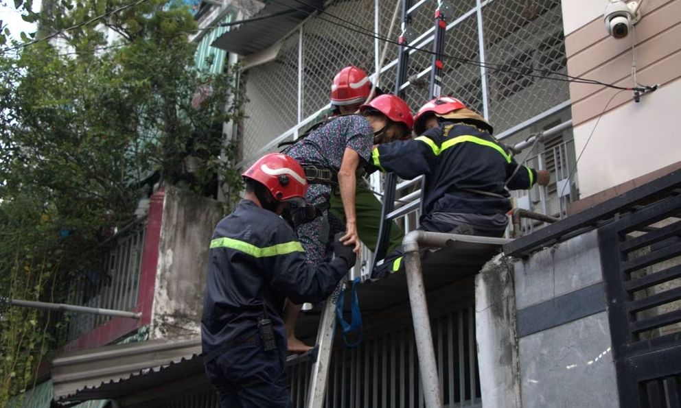 Sập gác nhà dân ở TP.HCM, cảnh sát cứu 3 người mắc kẹt