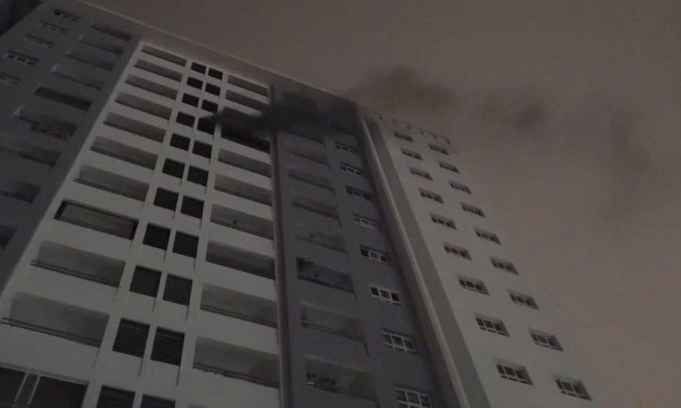 Cháy lớn ở tầng 11 chung cư Conic Boulevard, hàng trăm cư dân hô hoán ôm đồ đạc tháo chạy