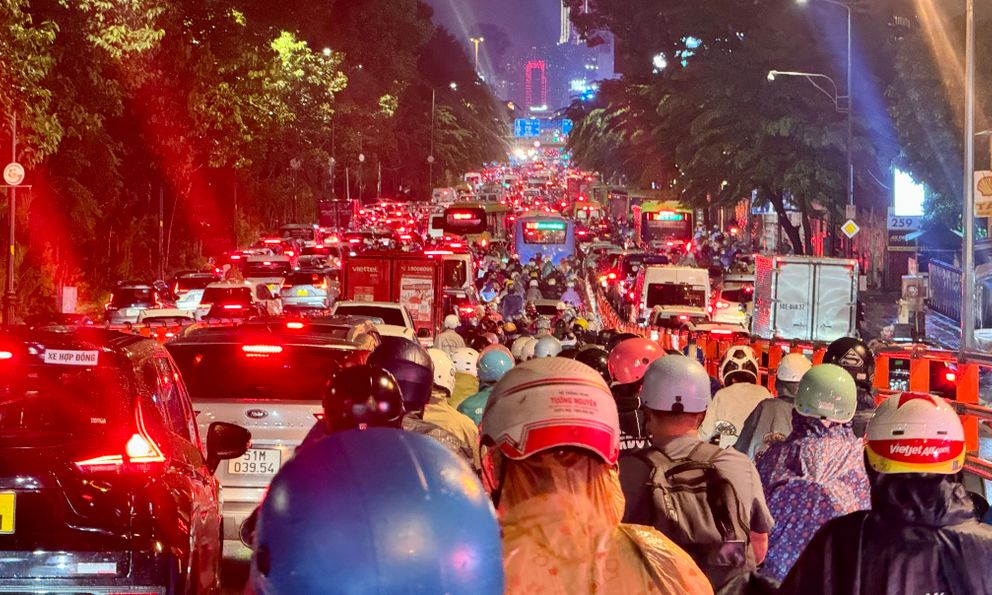 Tất cả những ai ra sân bay tối nay chú ý: Mưa lớn, cửa ngõ Tân Sơn Nhất ùn tắc kéo dài!