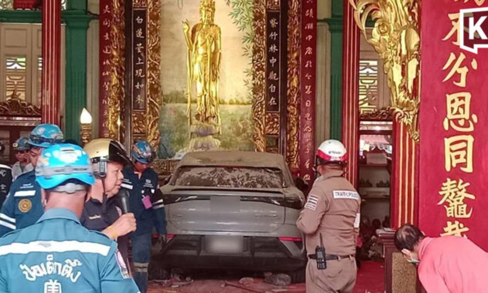 Ô tô điện lao thẳng vào đền Quan Âm ở Bangkok khiến nhiều người bị thương