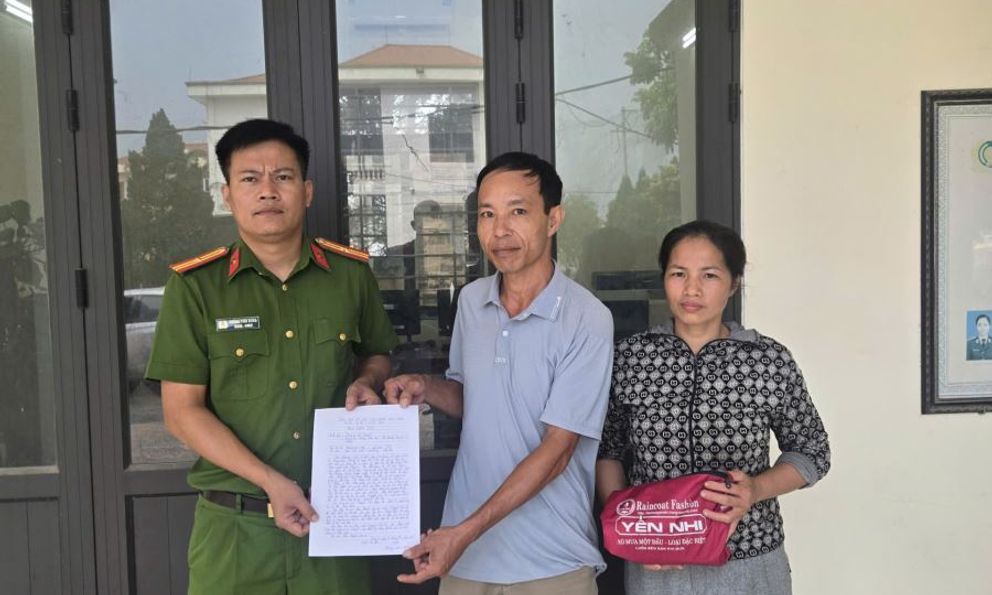 Công an xác minh túi vải đựng cọc tiền 110 triệu đồng được phát hiện tại ngã ba đường