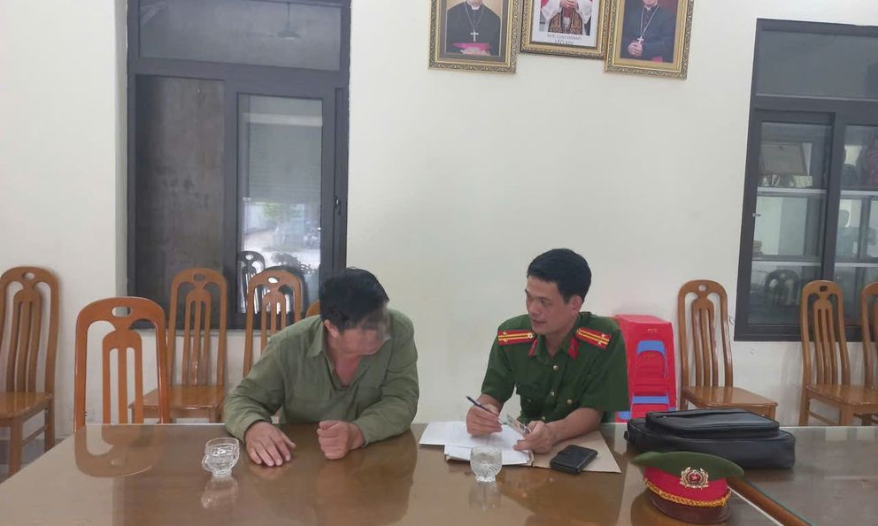Nhận cuộc gọi yêu cầu chuyển khoản 45 triệu đồng và giữ bí mật với gia đình, người đàn ông SN 1969 lập tức đến công an