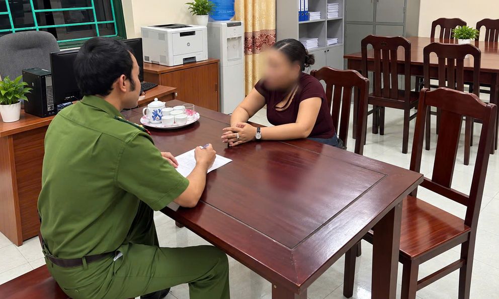 Cặp đôi mang sổ đỏ đến giao dịch bán đất giá 2,5 tỷ đồng tại cửa hàng vàng bạc, Công an lập tức có mặt ngăn chặn giao nhận tiền