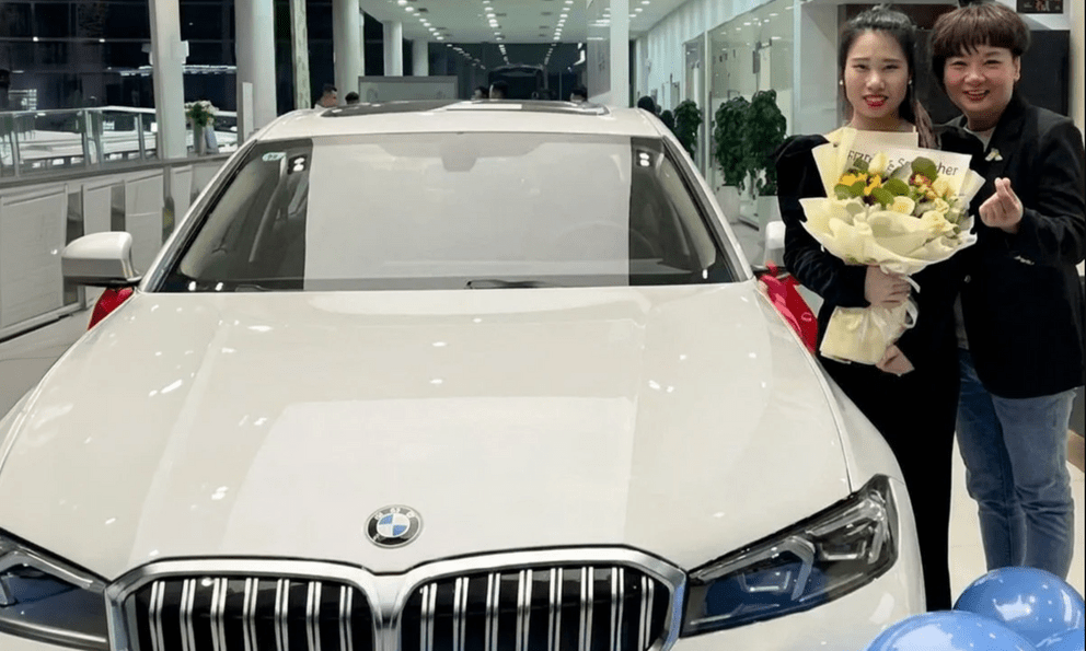 Thấy nhân viên ngày ngày đội mưa gió đi làm, sếp nữ tặng mỗi người một chiếc BMW