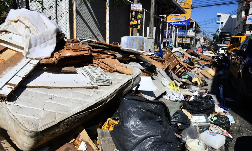 Bangkok ngập rác sau lũ, riêng một khu dân cư phát sinh 800 tấn trong ngày