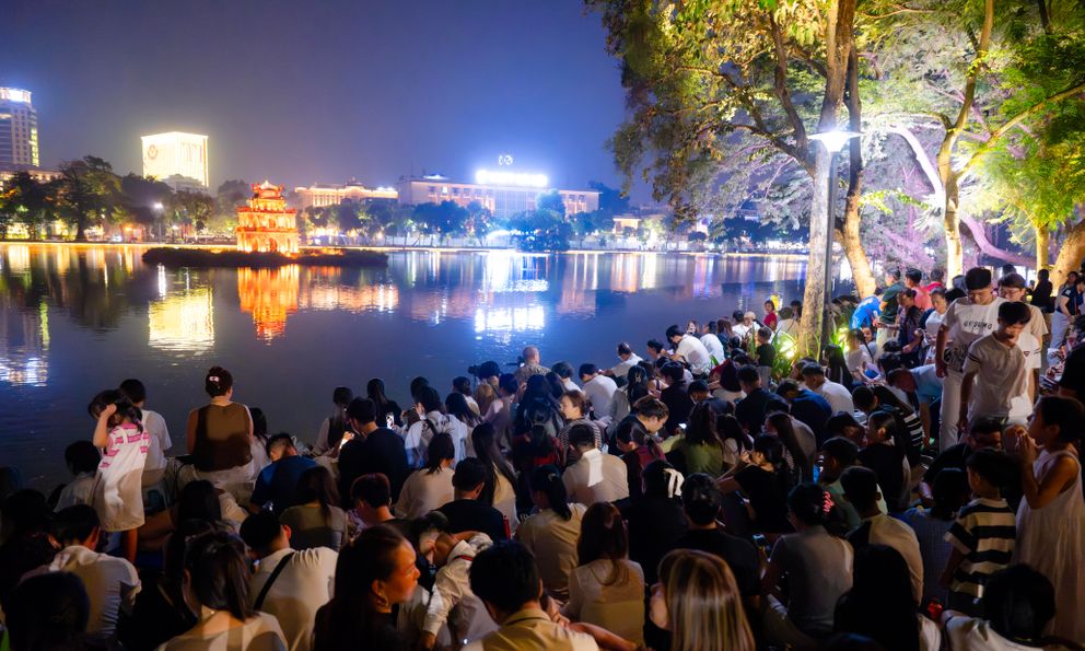 20h ngày 10/10, quanh hồ Hoàn Kiếm không còn chỗ trống