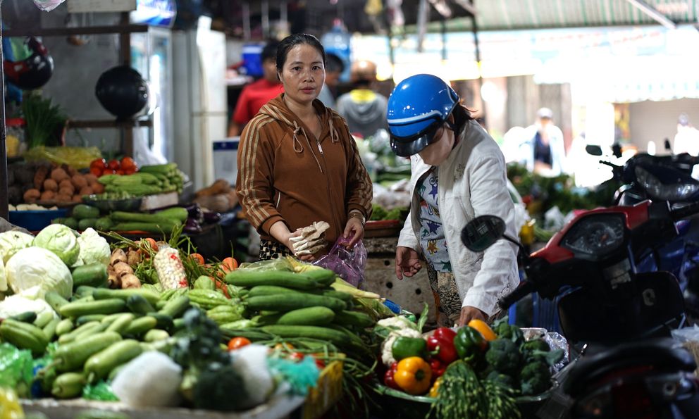 Giá rau xanh tại TP.HCM tăng mạnh sau đợt mưa lớn kéo dài: Người mua lẫn tiểu thương gặp khó
