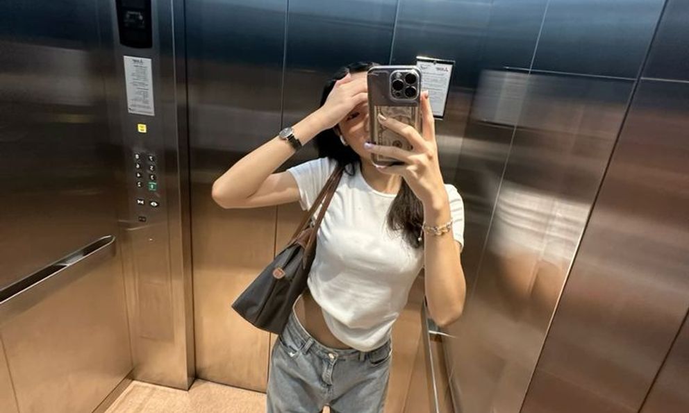 Vì sao thang máy chung cư thường có gương?