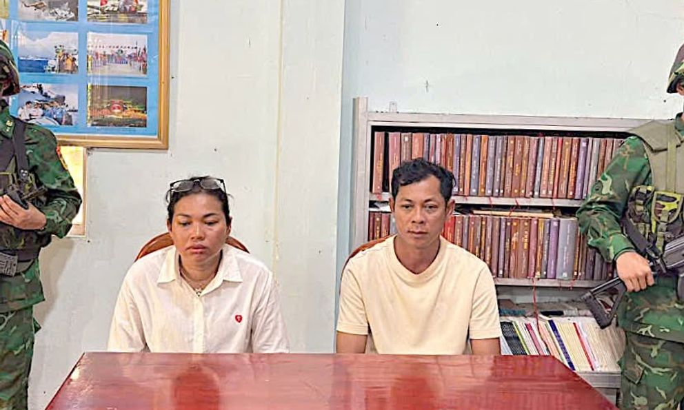Giấu hơn 10 kg vàng trong túi nilon đen mang vào Việt Nam bán, đôi vợ chồng bị bắt 