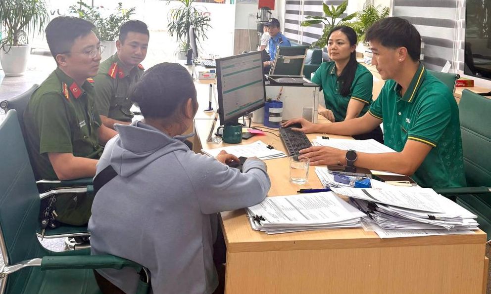 Chuyển 90 triệu đồng sau khi nhắn tin với “sếp Phan Gia Đại”, người phụ nữ định chuyển thêm 100 triệu đồng thì nhân viên BIDV báo công an