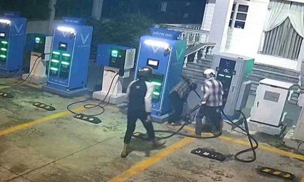 Bắt nhóm thanh thiếu niên cắt trộm dây trụ sạc xe VinFast mang bán phế liệu
