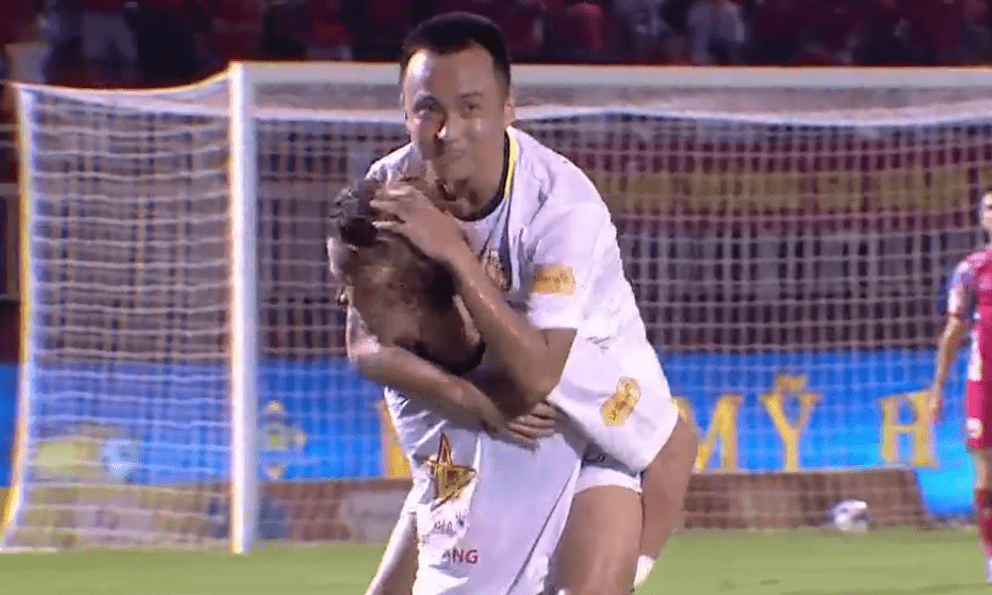 Tiền vệ Việt kiều giá 4,5 tỷ lập siêu phẩm khó tin, đưa đội “ngựa ô” vào top 4 V.League