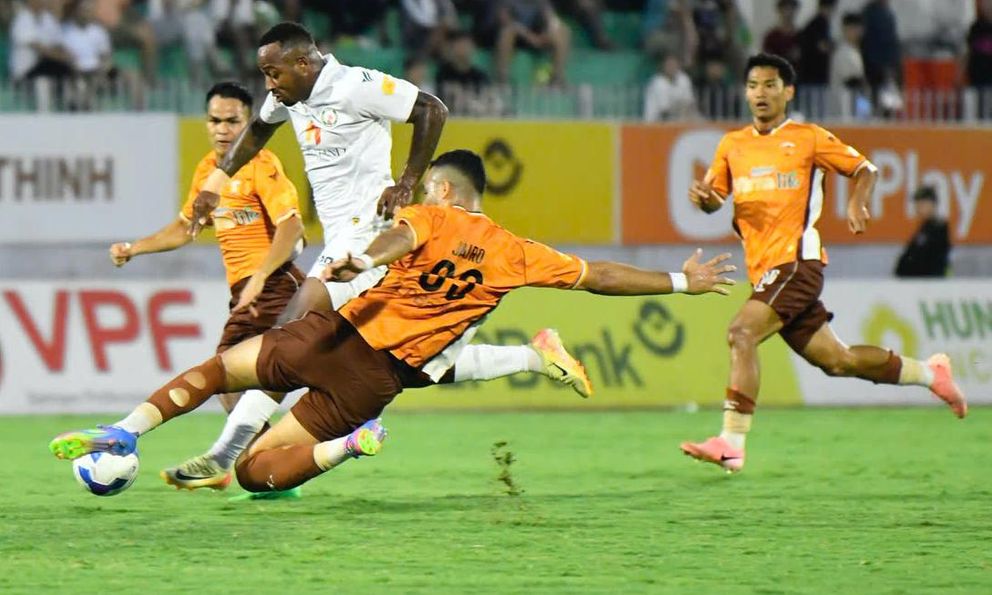 HAGL dính thẻ đỏ, đội bóng quê bầu Đức ngược dòng nghẹt thở để đua trụ hạng V.League