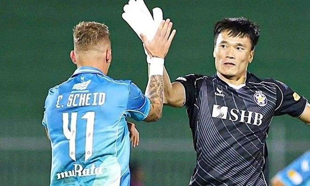 Thủ môn Bùi Tiến Dũng lập siêu phẩm phút 97, đội nhà thắng nghẹt thở ở “chung kết ngược” V.League