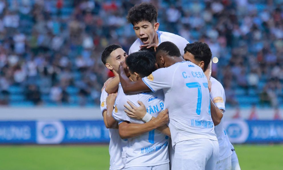 Xuân Son nhảy múa, CLB Nam Định thắng kịch tính, tiến sát đến chức vô địch V.League