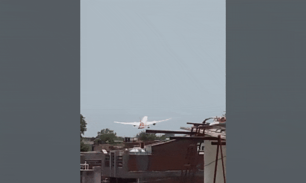 Rơi máy bay chở 242 người ở Ấn Độ: Va chạm như cầu lửa, phi công phát tín hiệu cầu cứu, 1 người sống sót?