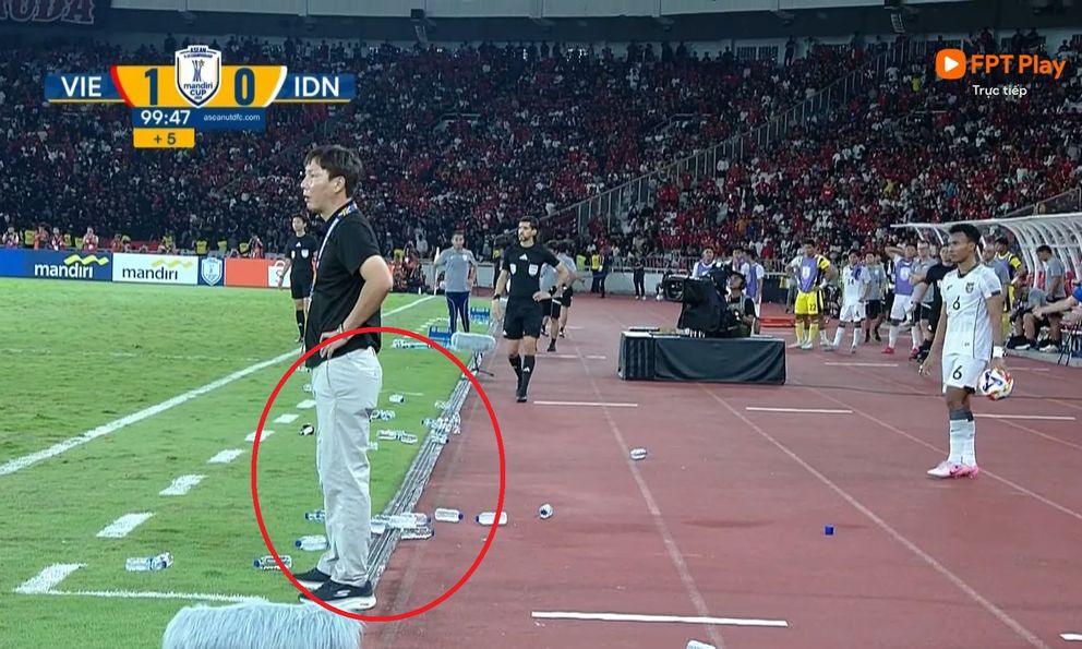Trong ngày U23 Việt Nam vô địch, HLV Kim Sang-sik liên tục bùng nổ, gây sốc khi... vái trọng tài