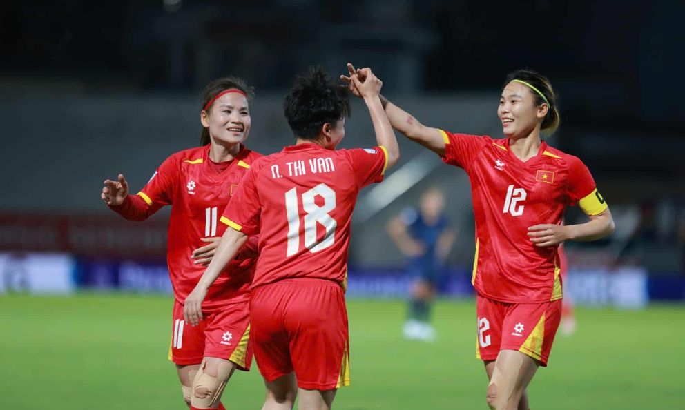 Trút mưa bàn thắng vào lưới Campuchia, tuyển Việt Nam “đặt một chân” vào bán kết