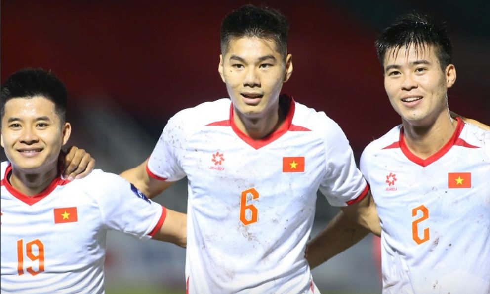 HLV Kim Sang-sik “xoay bài”, tuyển Việt Nam vẫn dễ “lâm nguy” sau chiến thắng nhạt nhoà