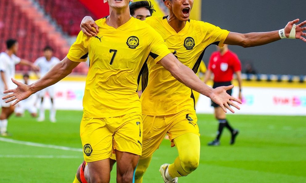 Tuyển Malaysia ngược dòng thắng đậm Lào, giành lấy ngôi đầu bảng SEA Games của tuyển Việt Nam