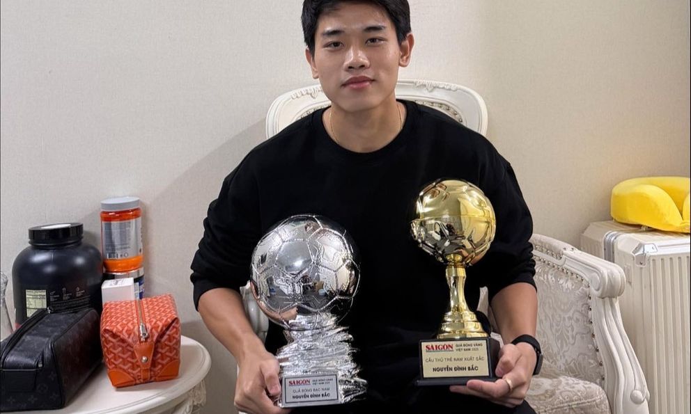 Thăng hoa trên sân cỏ, Đình Bắc khiến NHM thêm yêu vì hành động báo hiếu với bố mẹ