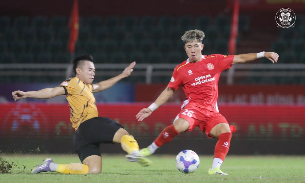 Chân sút Việt kiều 19 tuổi báo tin vui cho HLV Kim Sang-sik; HAGL lại 