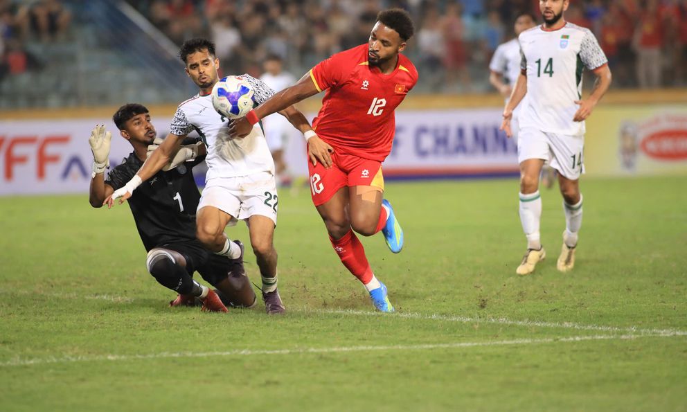 Thắng đậm Bangladesh, HLV Kim Sang-sik vẫn lo: “Tôi sẽ phải kiểm tra lại cân nặng của Xuân Son”