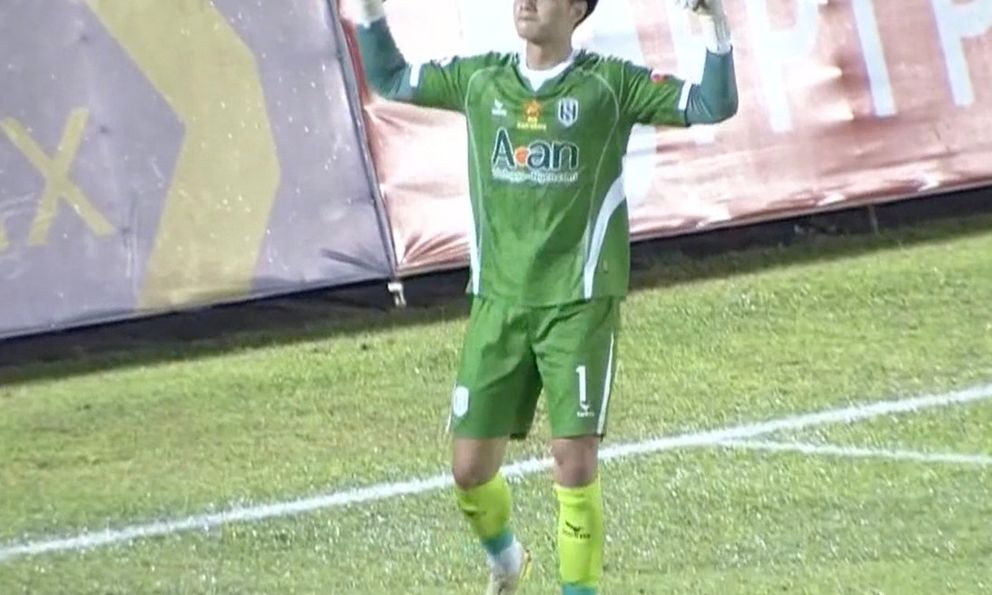 Trò cưng thầy Kim cản phá penalty, đẩy cựu vương V.League vào 