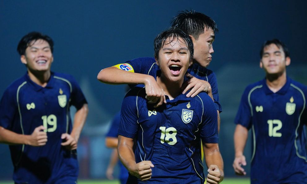 U19 Thái Lan thắng nghẹt thở Malaysia, mở toang cánh cửa bán kết cho U19 Việt Nam