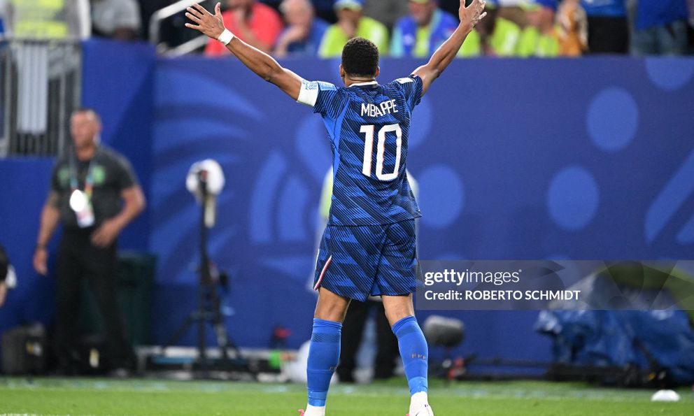 Mbappe lập cú đúp để áp sát Messi; Pháp đại thắng Iraq sau màn nghỉ giữa hiệp tận... 120 phút