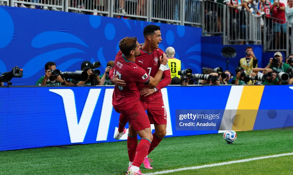 Ronaldo rực sáng với cú đúp, Bồ Đào Nha 
