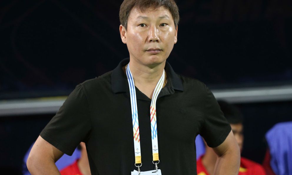 Đại thắng Indonesia, HLV Kim Sang-sik tiết lộ: “Tôi đã ném cái áo trắng ở trận hòa Singapore đi rồi”