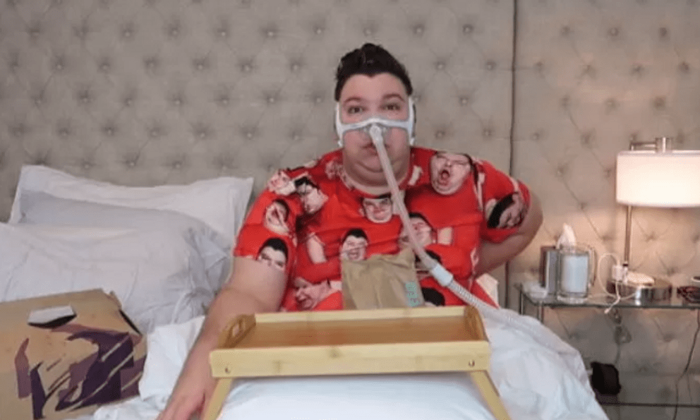 Hết lòng vì công việc, YouTuber tăng 171kg, cắm máy thở vẫn tiếp tục làm clip Mukbang và cái kết