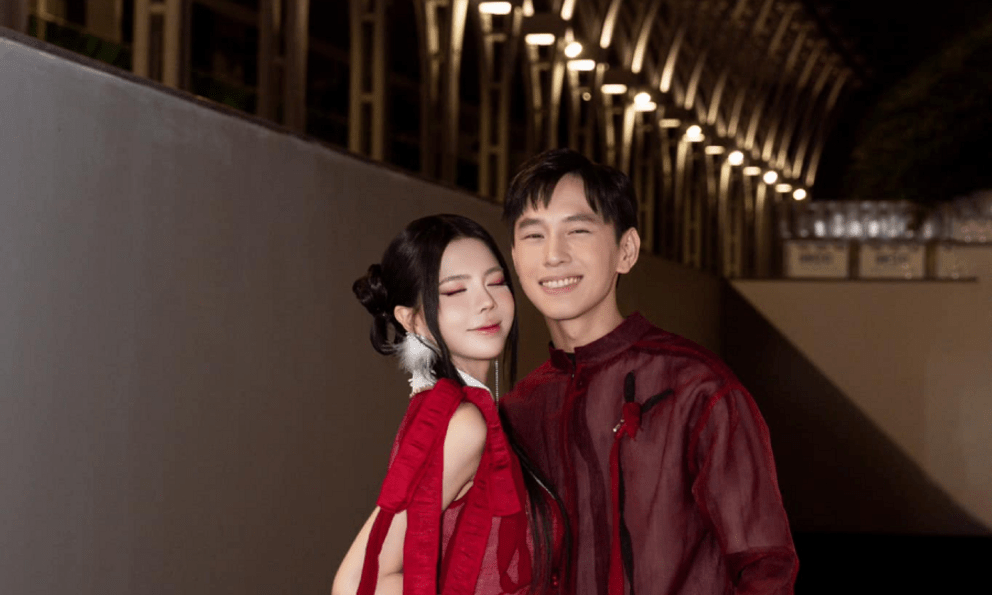 Khoe vợ ngày Tết, BLV Văn Tùng bị fan nghi có 