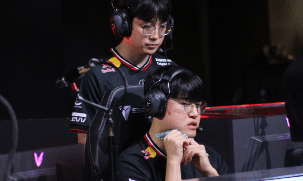 Soi lại trận với Gen.G, fan phát hiện chính BHL T1 cũng mâu thuẫn