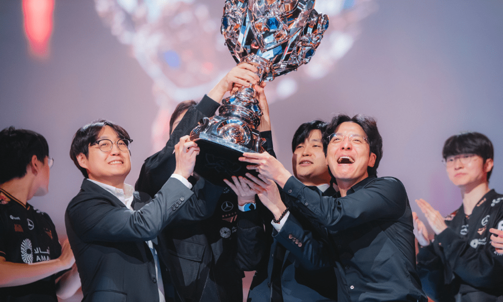 Không chỉ dàn tuyển thủ mà BHL T1 cũng lập kỷ lục lịch sử của LMHT