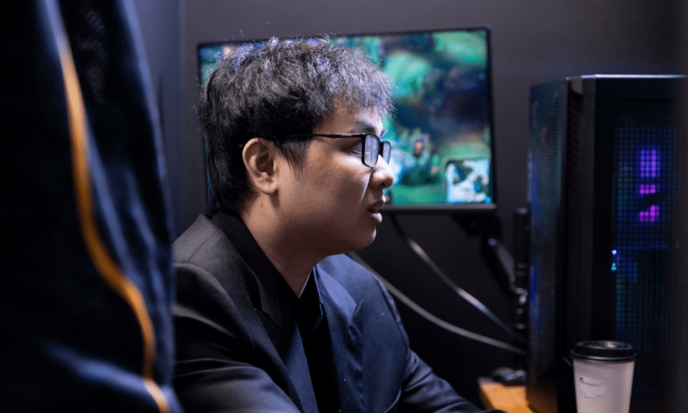 Lily tung ảnh giữa đêm về SofM khiến cộng đồng VCS xôn xao