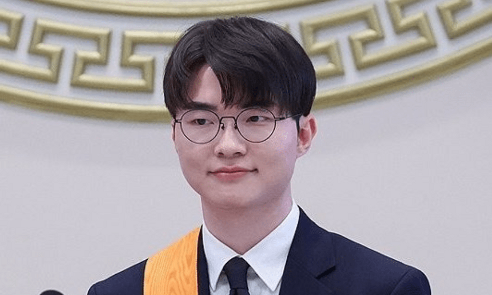 Nhận danh hiệu cao quý nhất cho VĐV, Faker thực sự sánh ngang 2 