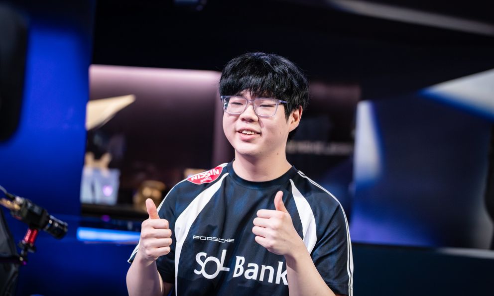 LazyFeel bất ngờ bị công kích bằng từ ngữ nhạy cảm khiến khán giả LMHT Việt bức xúc