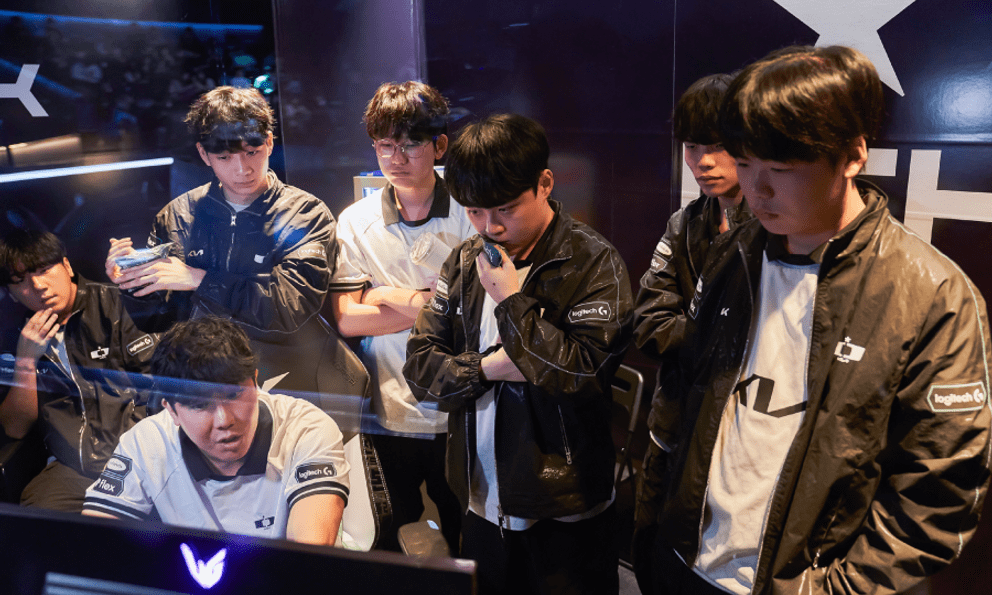 DK bại trận trước BNK nhưng cộng đồng lại tranh cãi về hành động của HLV CvMax