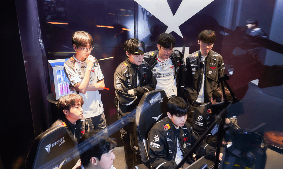 HLV KkOma rời T1 khiến cộng đồng LMHT xôn xao