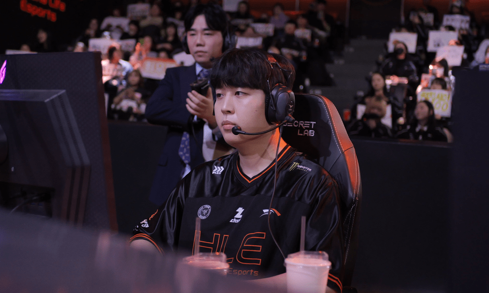 Thi đấu quá lâu ở LPL có thể là một lý do khiến Kanavi gặp khó