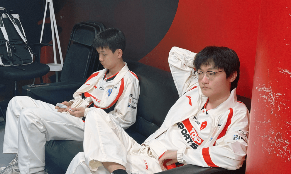 Đặt chuyện về đàn em, cựu vương CKTG nhận cái kết đắng