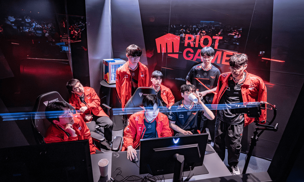 Đang yên đang lành, siêu sao T1 bị đàn em cũ 