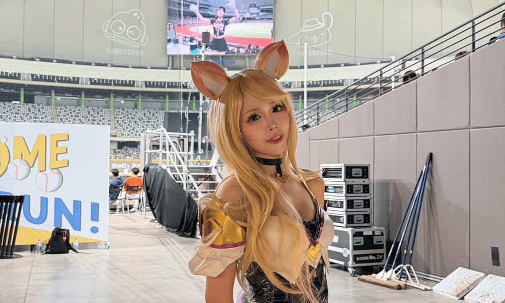 Chị gái Oner bất ngờ cosplay Ahri K/DA đầy quyến rũ