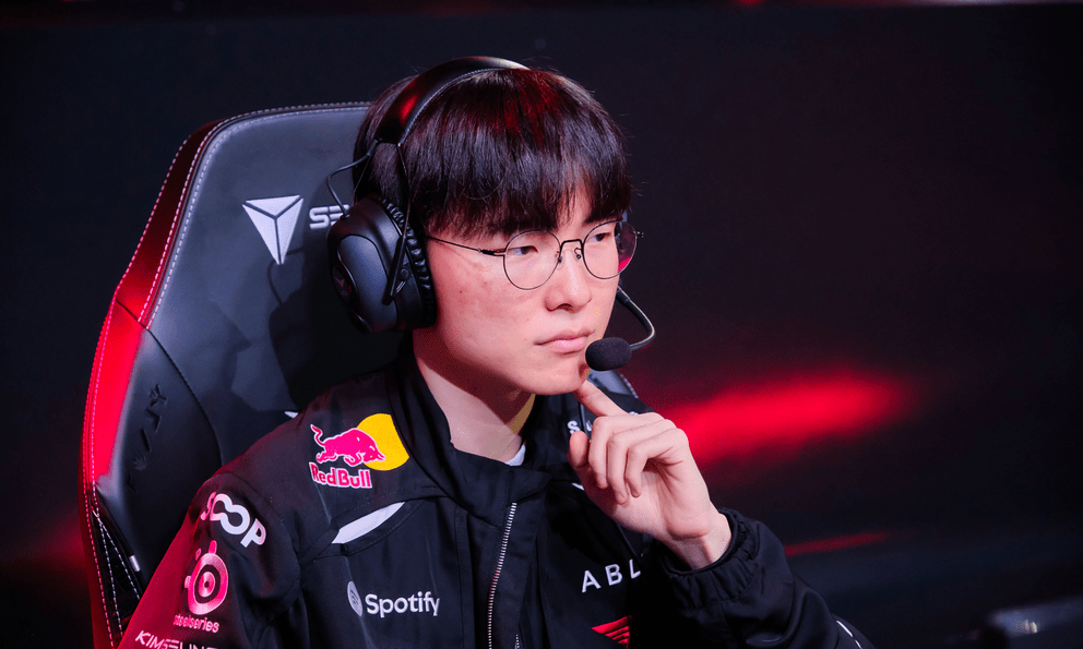 Cánh tay của Faker lại khiến fan 