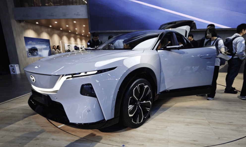 Ảnh thực tế Mazda EZ-60: Thiết kế sắc nét, khó tìm nổi nút bấm, màn hình dễ gây ngợp