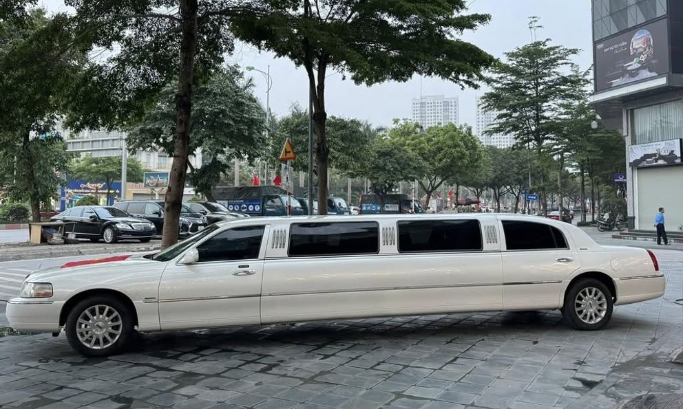 Lincoln Limousine hiếm bán lại giá 1,2 tỷ: Giá ngang Camry mới, dài gần gấp đôi C-Class, có ghế sofa, quầy bar 'sang chảnh'