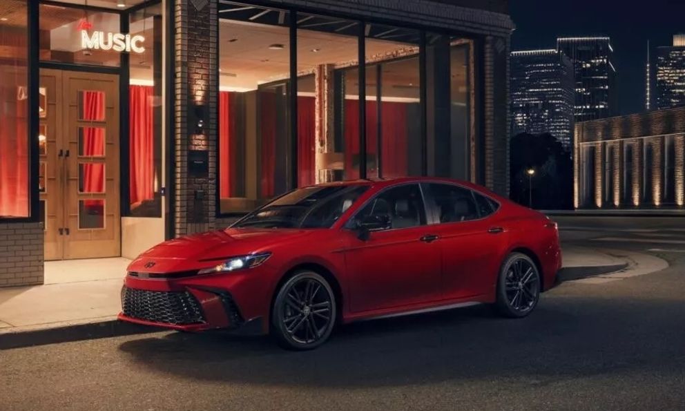 Toyota Camry 2026 bổ sung phiên bản bóng đêm huyền bí: 'Xe doanh nhân' nay cá tính hơn từ ngoài vào trong, động cơ không đổi