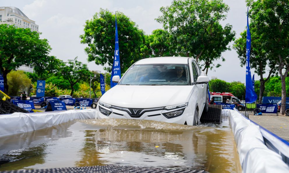 VinFast VF 8 ‘leo trèo’ như xe off-road, lộ diện một số nâng cấp mà ít người để ý